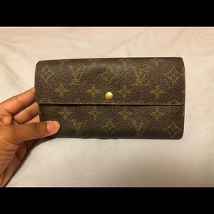 Authentic Louis Vuitton Sarah Wallet
